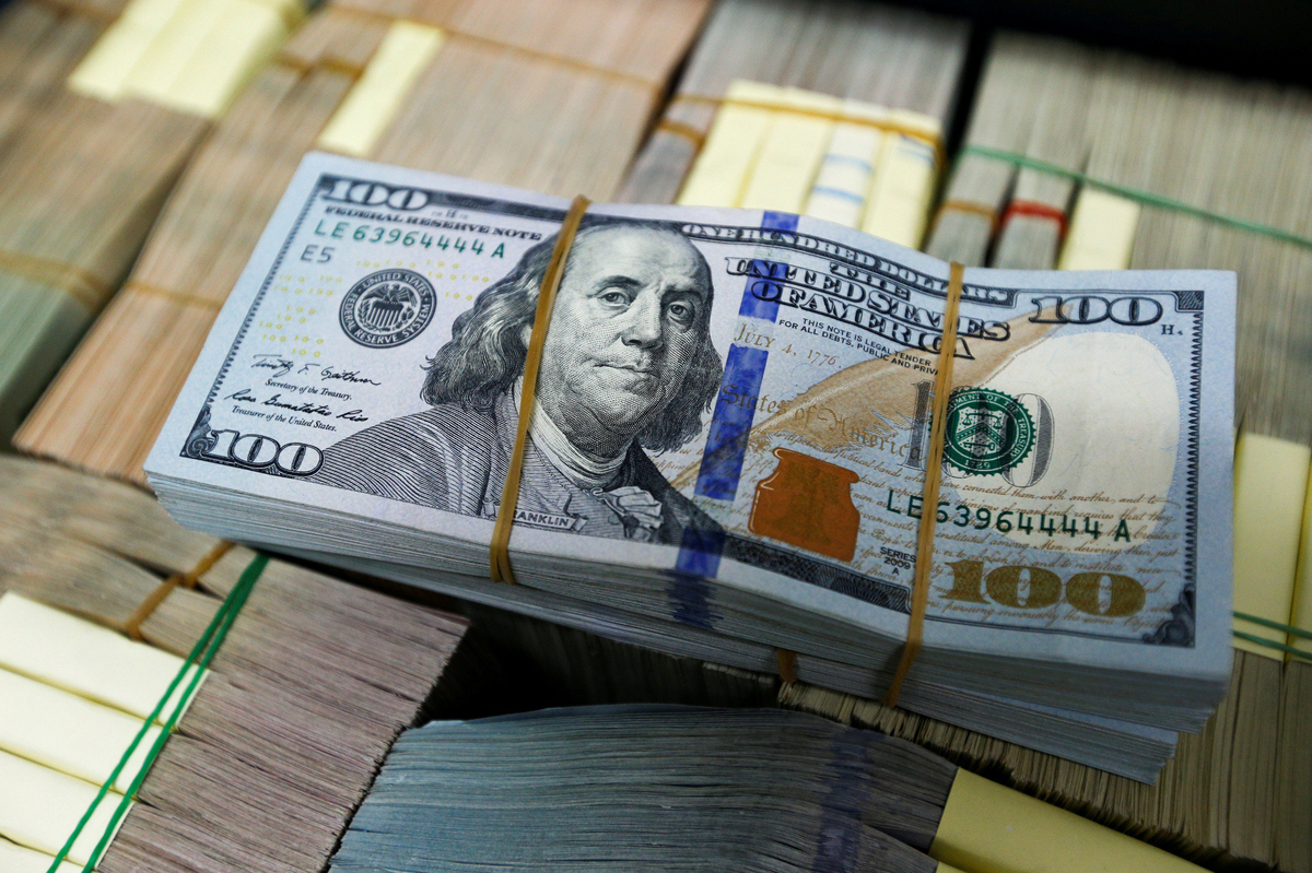 ارتفاع سعر الدولار في مقابل الجنيه في منتصف تعاملات اليوم الإثنين 7 أبريل